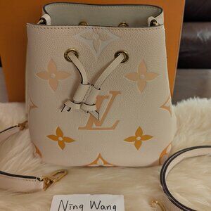 Louis Vuitton Neo Noe BB by the pool